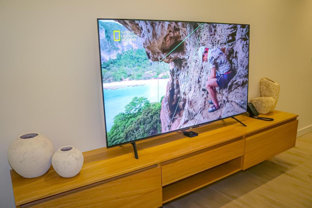 Lagoona Beach Luxury Resort And Spa Manama Luaran gambar A 4K television