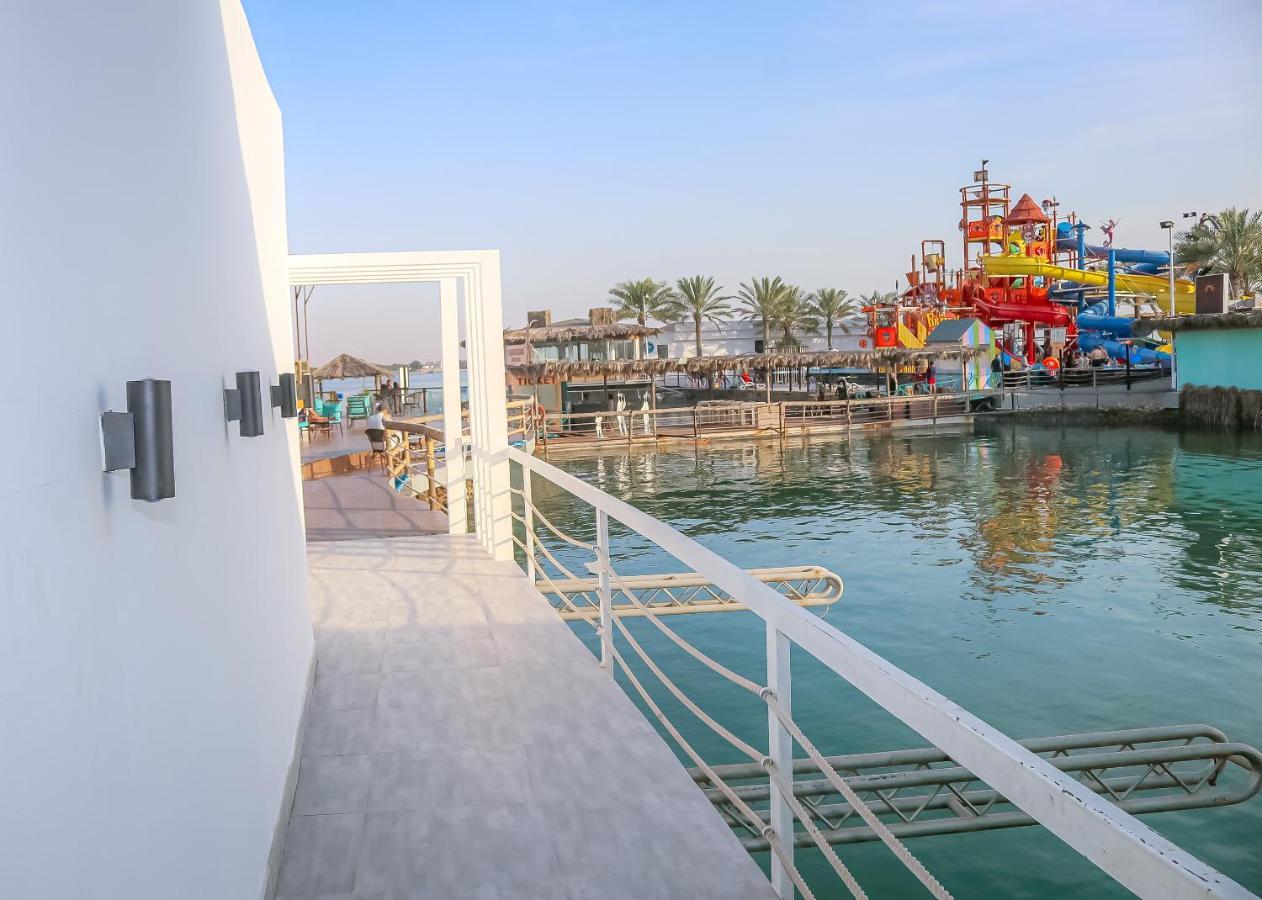 Lagoona Beach Luxury Resort And Spa Manama Luaran gambar View of the water park