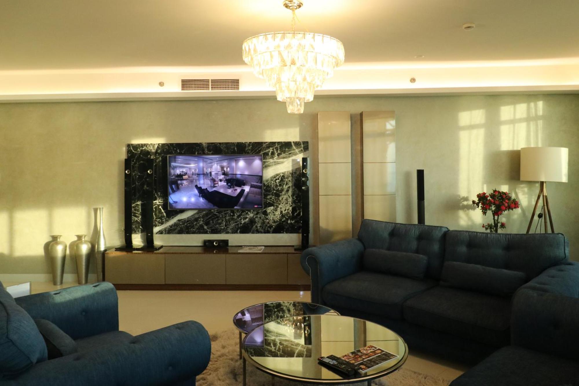 Lagoona Beach Luxury Resort And Spa Manama Luaran gambar A living room with a television