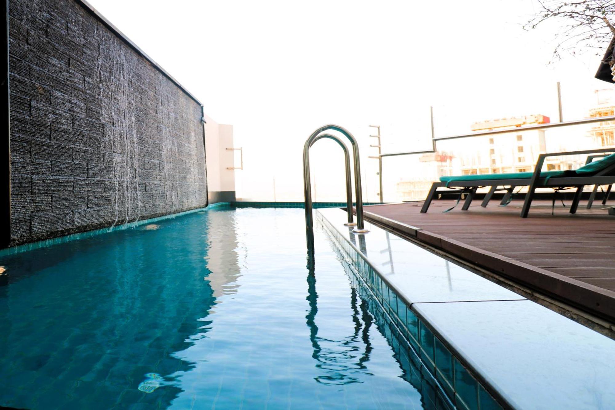 Lagoona Beach Luxury Resort And Spa Manama Luaran gambar The rooftop pool at the hotel